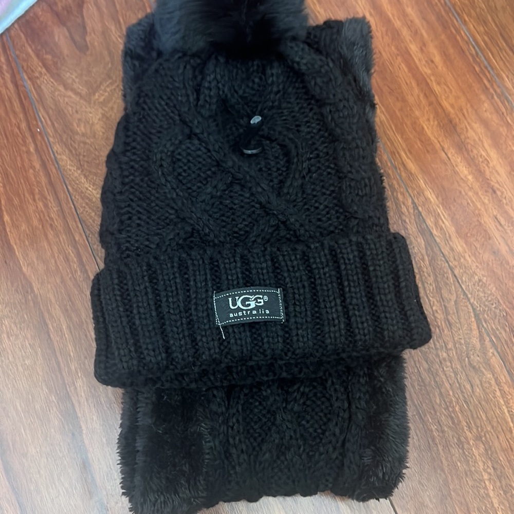 UGG knit hat and infinity scarf - Picture 4 of 4